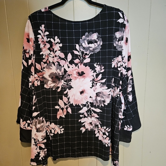 Catherine's Plus-Size 2X Floral Bell Sleeve Top, flowy, stretchy - Picture 4 of 6